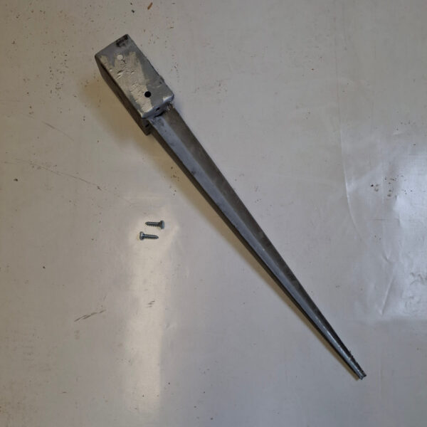 Support poteaux carrés à enfoncer 7x7cm